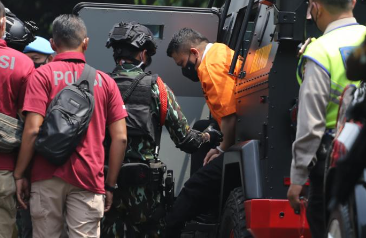 Ferdy Sambi Diborgol Plastik dan Pakai Baju Tahanan Saat Rekonstruksi